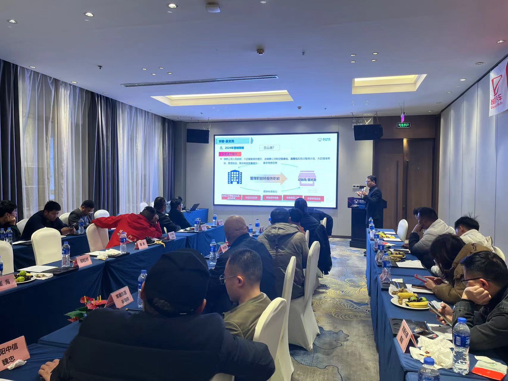 1710205762916732.jpg 座谈会领导.jpg