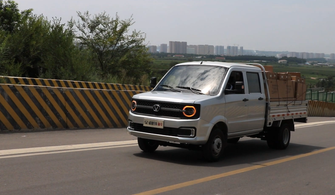 1724996566848675.png 角马拉货开灯实图.png